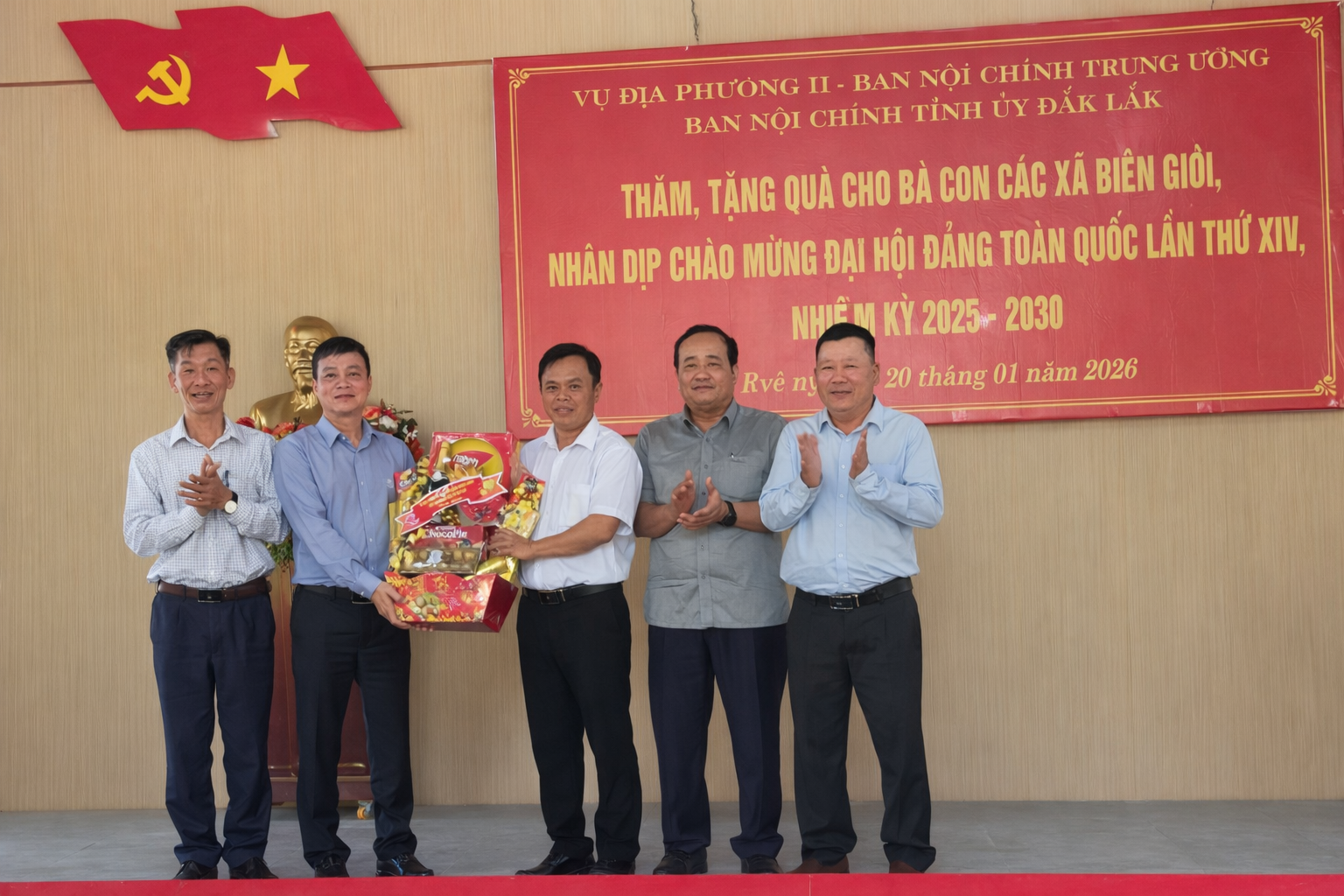 Vụ địa phương II và Ban Nội chính thăm, tặng quà Tết tại xã Ia Rvê