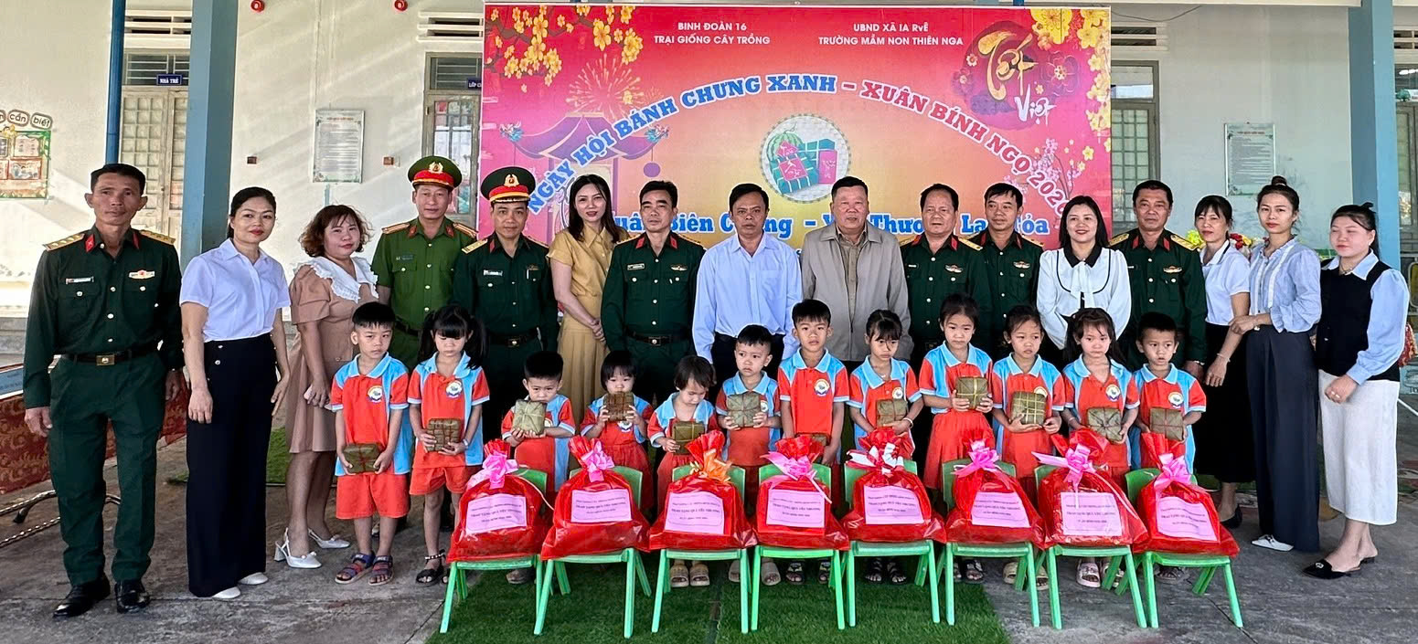 Tổ chức “Ngày hội Bánh chưng xanh” Xuân biên cương - Yêu thương lan tỏa tại xã biên giới Ia Rvê