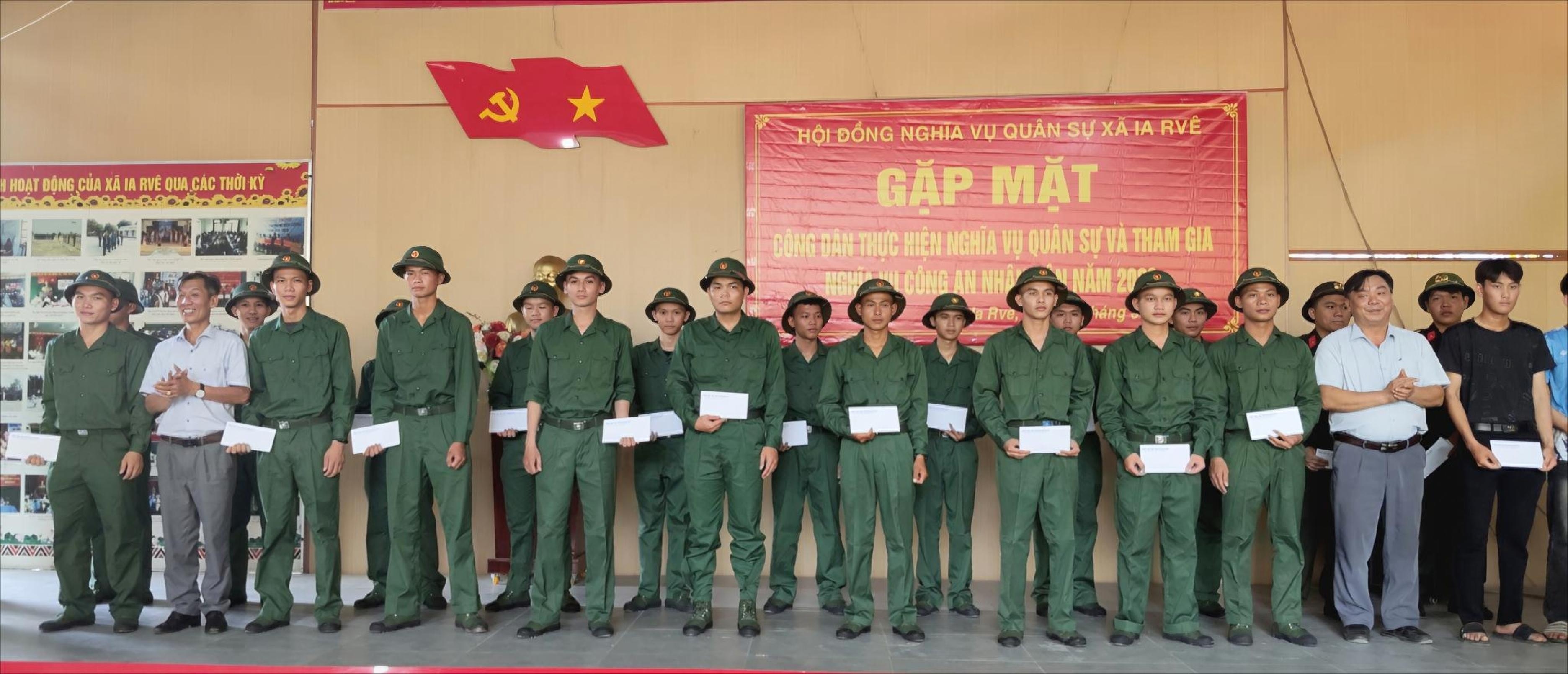 Gặp mặt, động viên thanh niên nhập ngũ năm 2026