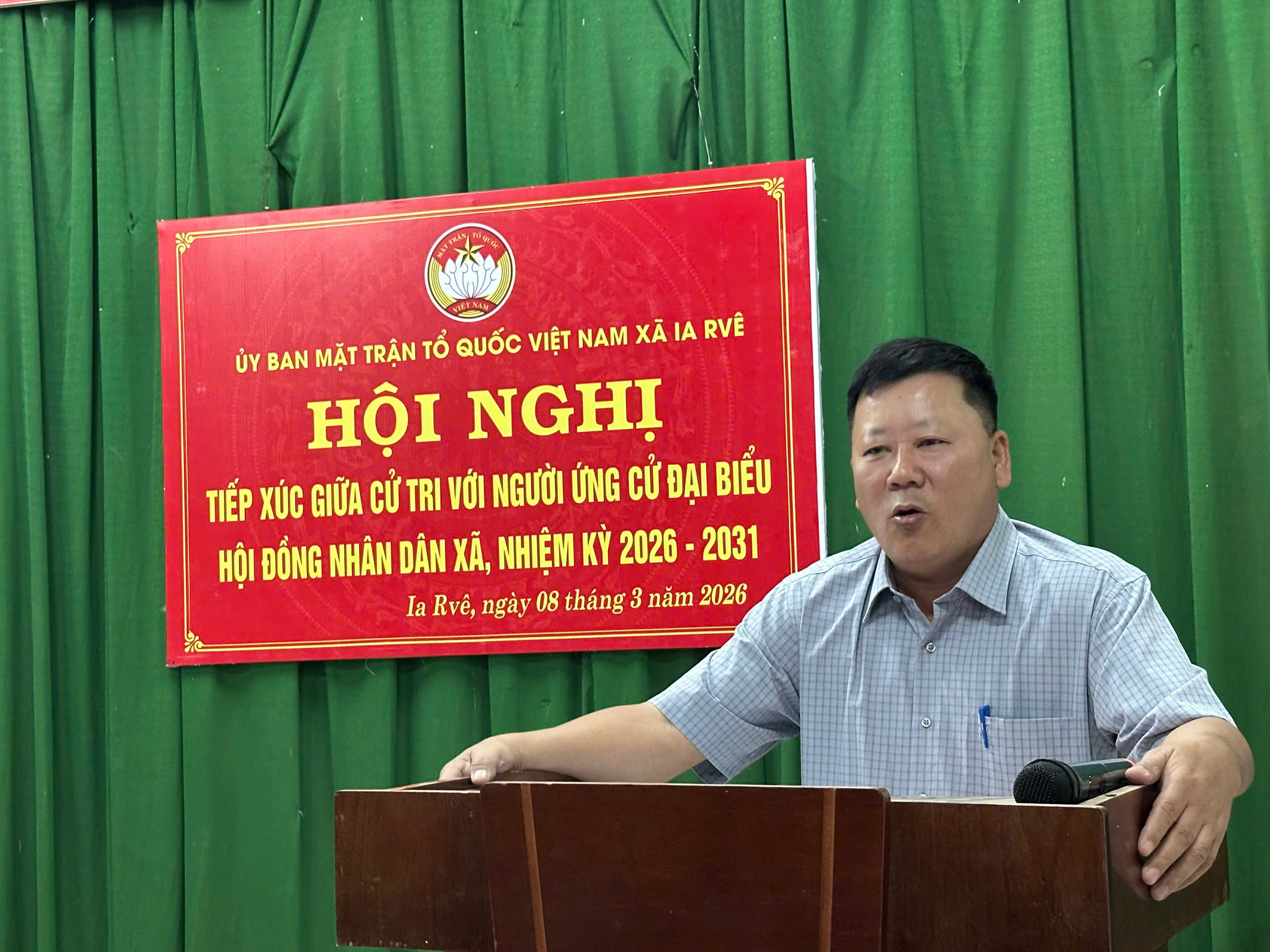 Chủ tịch UBND xã Ia Rvê tiếp xúc cử tri, vận động bầu cử tại thôn 13