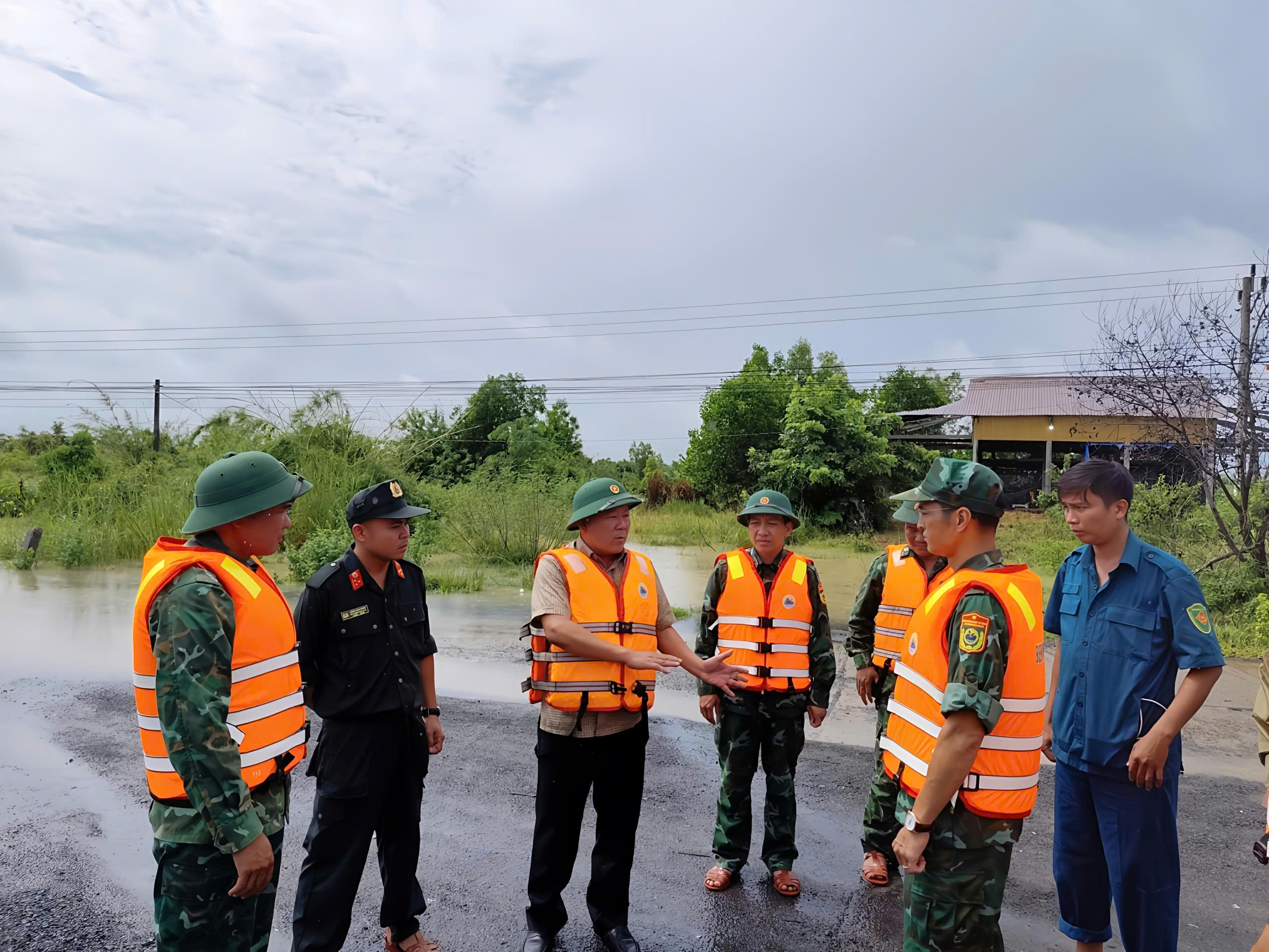 Chủ tịch UBND xã kiểm tra nắm tình hình ngập lụt trên địa bàn xã