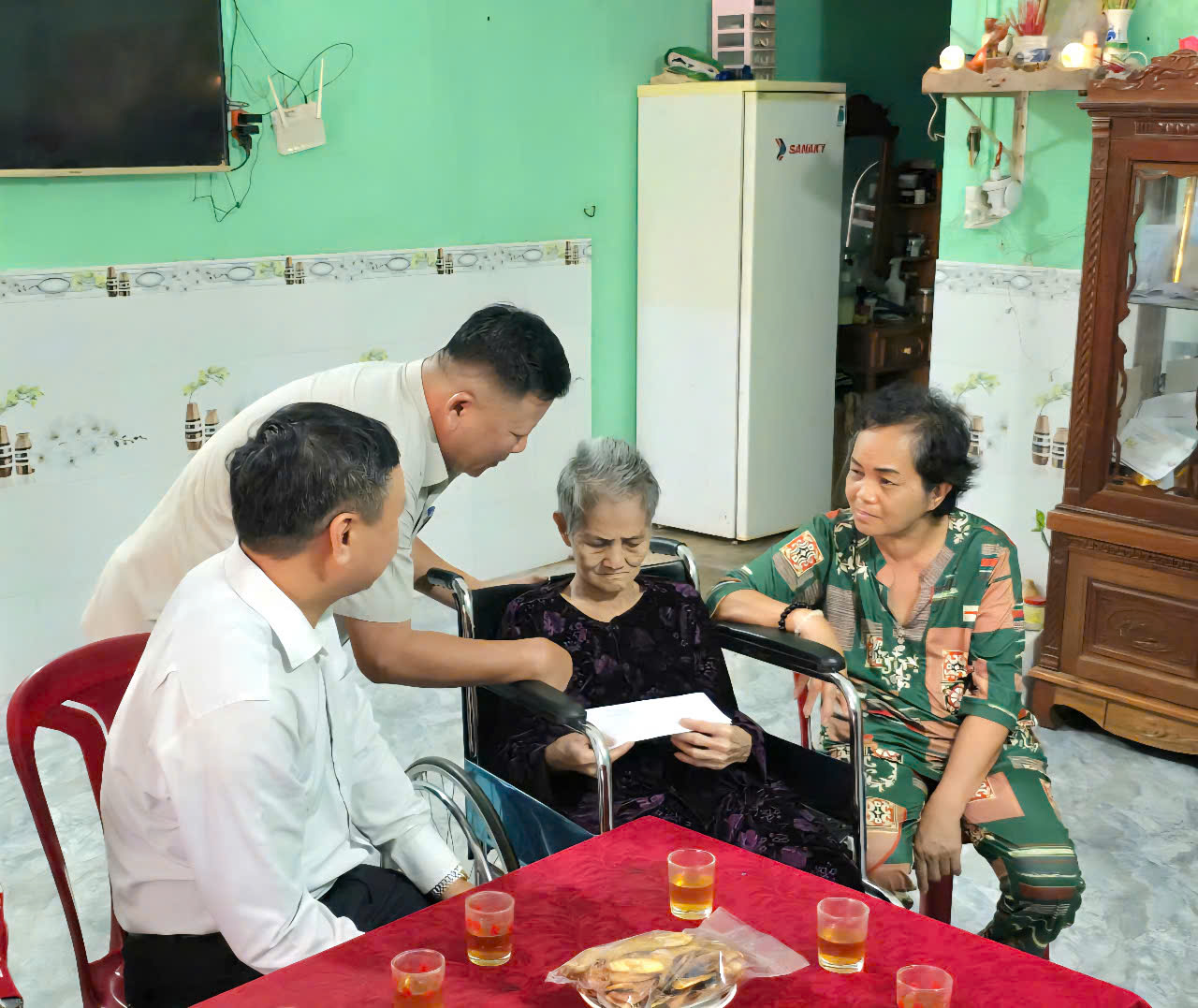Đoàn công tác UBND xã Ia Rvê thăm, tặng quà Mẹ VNAH và Người có công với cách mạng