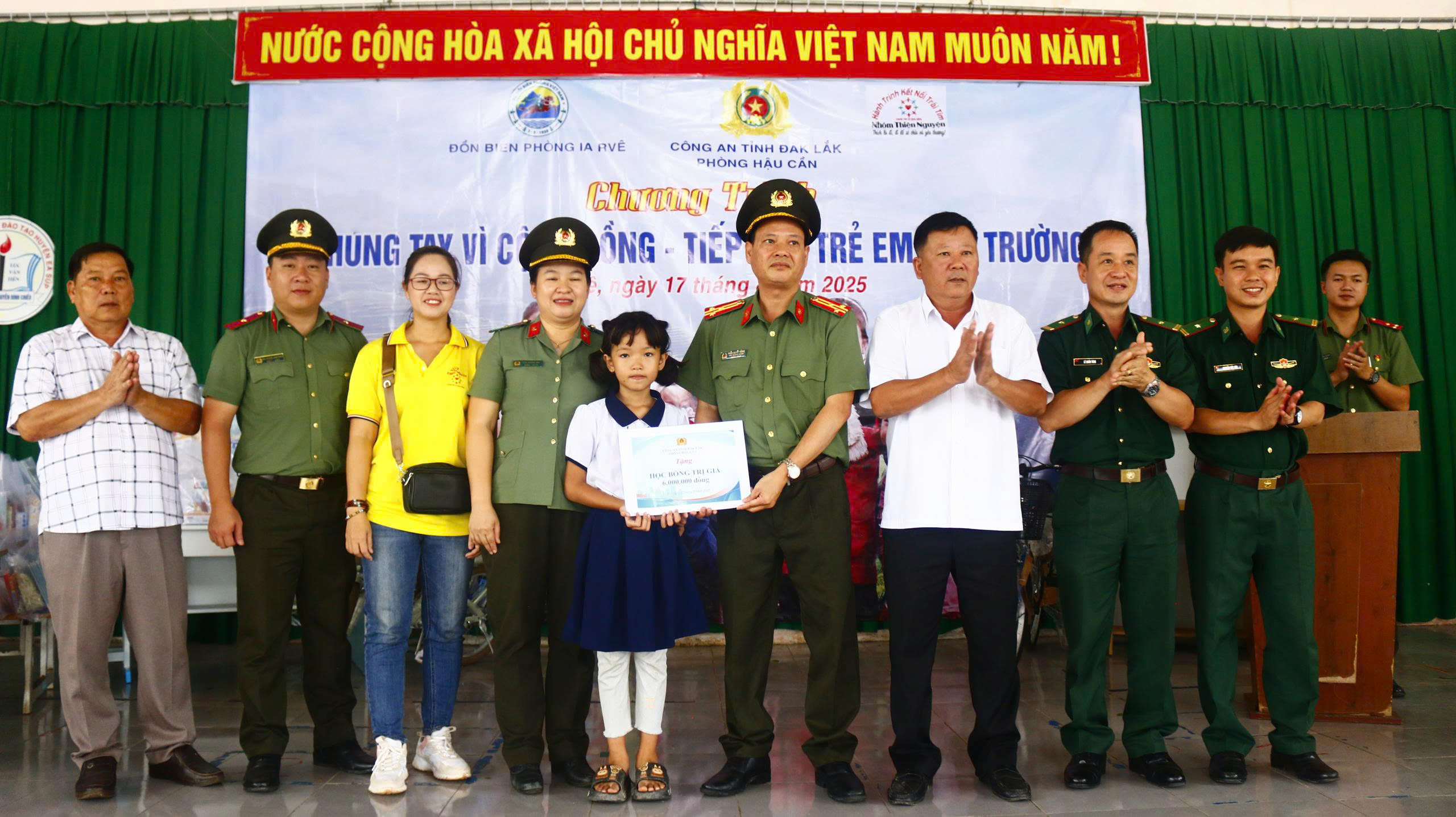 Tiếp sức học sinh vùng biên trước thềm năm học mới